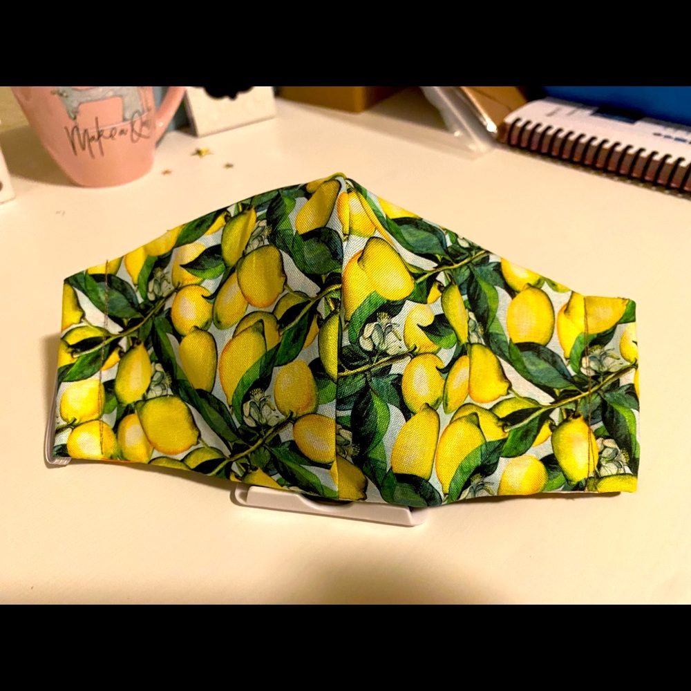 Lemon patterned face mask